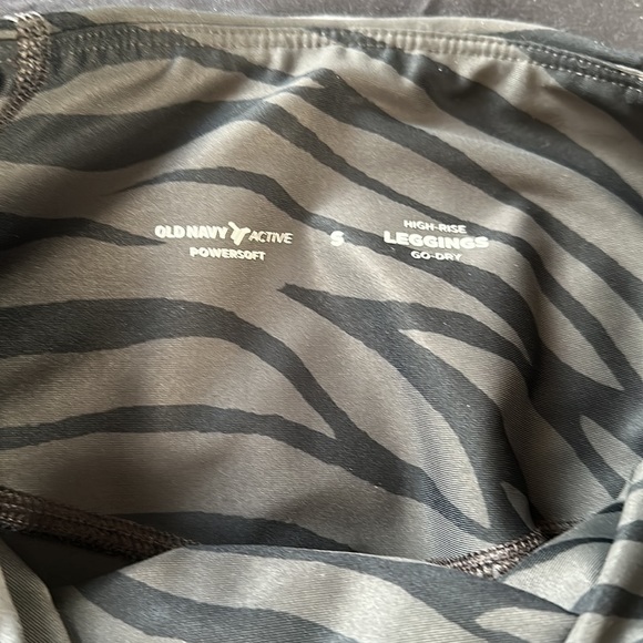 Old navy animal print leggings high waist double pockets powersoft go dry - Picture 3 of 5